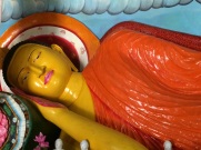 Bouddha couché à l'intérieur d'une stupa