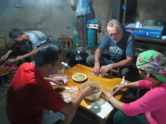 Préparation du repas du soir, famille Dzay à Tà Van.