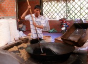 Le riz est soufflé dans une grande marmite à l'aide de sable chaud et un feu brûlant, région de An Binh, Vietnam