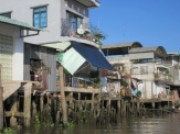 Maisons sur pilotis longeant le bord de l'eau, Cái Be, Vietnam