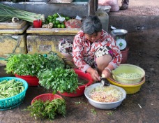 Préparation de légumes pour la vente, Marché de Chau Doc, Vietnam