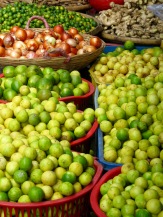 Citrons verts, oignons, gingembre et compagnie..., marché de Chau Doc, Vietnam