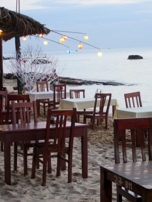 Préparation pour le repas du soir sur la plage, Phú Quoc, Vietnam