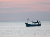 Bateau de pêcheurs au soleil couchant, Phú Quoc, Vietnam