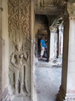 Robert au Wat Angkor, une apsara apparaît au premier plan, Cambodge