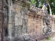 Bas reliefs en entrant à Preah Khan, Angkor, Cambodge