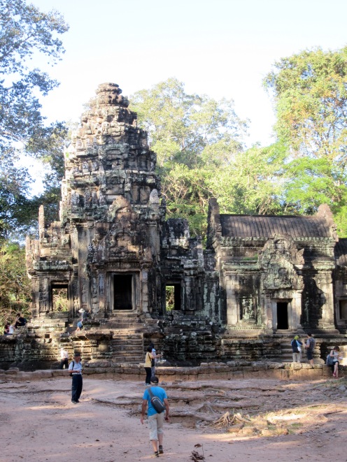 Entrons dans la ville mystérieuse de Ta Phrom, Angkor, Cambodge