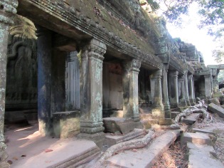 Rangée de colonnes bordant un long corridor, Ta Phrom, Angkor, Cambodge
