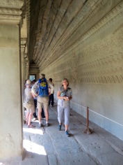 Devant les bas-reliefs à Angkor Wat