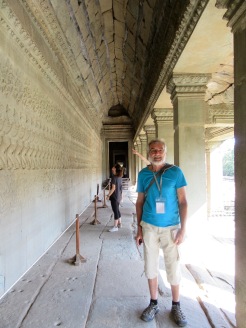 Robert devant les bas-reliefs relatant le barratage de la mer de lait, un épisode de la création du monde, Angkor Wat, Cambodge