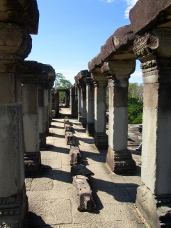 Colonnes au sommet du Baphuon, il reste peu de cet étage, Angkor, Cambodge