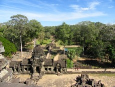 L'entrée du Baphuon vu du sommet, vertige assuré sauf pour mon amoureux! Angkor, Cambodge