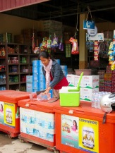 Arrêt le matin pour acheter de la glace afin de maintenir l'eau au frais dans la glacière du chauffeur de tuk tuk, Angkor, Cambodge