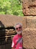 Robert derrière un mur de latérite, Bantaey Srei, Angkor, Cambodge