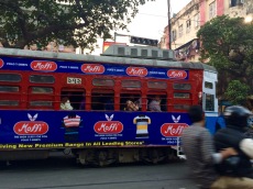 Un vieux tramway traverse toujours certains quartiers de Kolkata, Inde