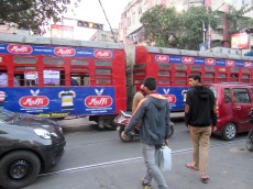 Il faut attendre lors du passage du tramway car il ne peut déroger de sa route, Kolkata, Inde