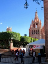 Une autre journée se lève sur la Parroquia et le Jardin. Aujourd'hui, la rue devant les arcades est l'hôte des bouquinistes de la région. San Miguel de Allende, Guanajuato, Mexique.