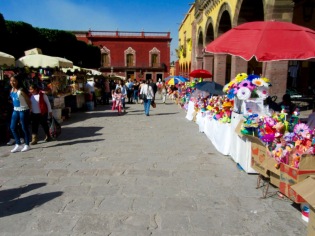 Le Centro devient régulièrement l'hôte de ventes spéciales. Cette fois-ci il s'agit d'ingénieuses constructions de papier. Des personnages et des fleurs de toutes les couleurs sont vendus pour le plus grand plaisir des yeux. San Miguel de Allende, Guanajuato, Mexique.