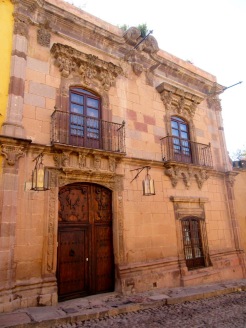Certaines maisons témoignent de la richesse de San Miguel à l'époque où elle constituait un arrêt sur la route de l'argent, entre Zacatecas et Mexico. San Miguel de Allende, Guanajuato, Mexique.