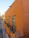 La rue Canal en direction du Jardin, vue du haut du petit pont de la rue Quebrada, San Miguel de Allende, Guanajuato, Mexique.
