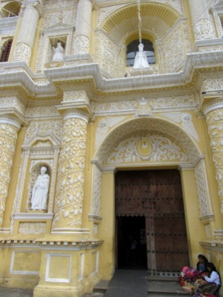 Iglesia de Nuestra Señora de la Merced, cette imposante structure nous séduit avec sa couleur jaune et ses ornements blancs. Antigua, Guatemala.