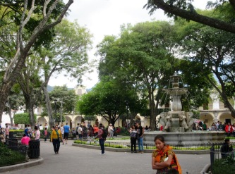 El Parque Central, un bel espace vert où les gens de tous les âges aiment se retrouver. Antigua, Guatemala.