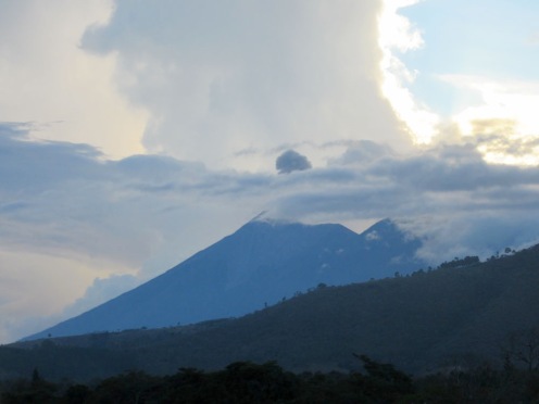 Derrière la masse nuageuse, nous devinons la fumée qui se dégage du volcan El Fuego, près de la ville d'Antigua, Guatemala.