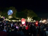 La population d'Antigua se prépare à fêter le premier de l'An autour du Parque Central. Il y aura des feux d'artifice sur le coup de minuit. Guatemala.