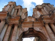 Certaines ruines ne peuvent être admirées que de l'extérieur, mais elles témoignent encore du passé colonial de la ville. Antigua, Guatemala.