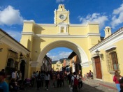 Les deux faces de l'arc de Santa Catalina sont aussi impressionnantes d'un côté comme de l'autre. Cette fois-ci, nous observons la Iglesia de Nuestra Siñora de la Merced en arriére-plan. Antigua, Guatemala.