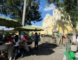 Les jours de fête et les fins de semaine les cuisines éphémères s'installent devant la Iglesia de Nuestra Siñora de la Merced. Antigua, Guatemala.