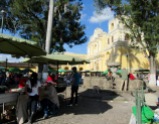 Les jours de fête et les fins de semaine les cuisines éphémères s'installent devant la Iglesia de Nuestra Siñora de la Merced. Antigua, Guatemala.