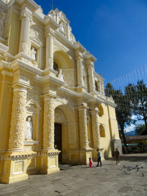 La Iglesia de Nuestra Siñora de la Merced a su résister aux tremblements de terre qui ont secoué la ville à travers les années. Antigua, Guatemala.