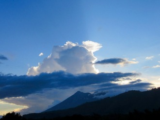 Coucher de soleil derrière El Fuego, spectaculaire! Antigua, Guatemala.