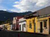 Entourée de trois volcans, la ville présente une architecture coloniale avec des bâtiments assez bas aux couleurs éclatantes. Antigua, Guatemala.