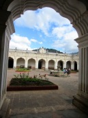 Le Musée de Arte colonial est une ancienne université transformée en petit musée. La cour intérieure accueille une jolie fontaine. Antigua, Guatemala.