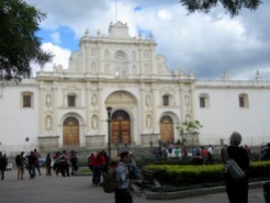 La Cathédrale de Santiago n'a été que partiellement reconstruite après le grand tremblement de terre. Derrière sa belle façade, les ruines à ciel ouvert peuvent être visitées. Antigua, Guatemala.