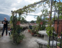 La terrasse aménagée sur le toit de notre hôtel de la Merced permet d'observer la ville et les trois volcans qui l'entourent. Antigua, Guatemala.