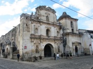 Les ruines de la Iglesia de San Augustín sont très imposantes et occupent tout un coin de rue. Inaugurée en 1657, elle fut endommagée par plusieurs tremblements de terre et fut abandonnée sans que sa reconstruction soit envisagée. Antigua, Guatemala.