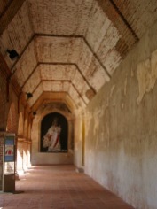 Les corridors de l'étage inférieur des ruines du Covento de Nuestra Siñora de la Merced témoignent de sa magnifique architecture avant les tremblements de terre. Antigua, Guatemala.