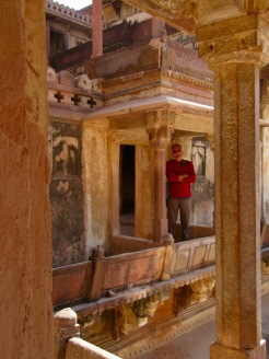 Ces balcons nichés en hauteur devaient offrir une vue spectaculaire sur les cours intérieures du Jahangir Mahal, Orchha, Inde.
