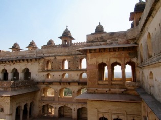 Le Raja Mahal compte plusieurs étages et s'élève très haut dans le paysage de Orchha, Inde.
