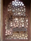 Ces fenêtres sculptées dans une pièce de marbre permettaient non seulement d'observer sans être vu, mais aussi de laisser passer la brise, Birsingh Deo Palace, Datia, Inde.