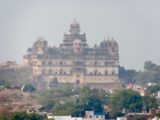 Le Birsingh Deo Palace ou le Old Palace règne toujours sur la ville de Datia, perdu dans le brouillard humide de l'après-midi, Inde.