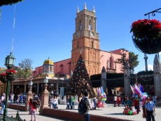 Juste à côté de la Parroquia, San Rafael, la plus vieille église de San Miguel de Allende, veille elle aussi sur la place principale, Guanajuato, Mexique.