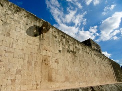Le mur du plus grand jeu de pelote de Chichen Itzà. Yucatán, Mexique.
