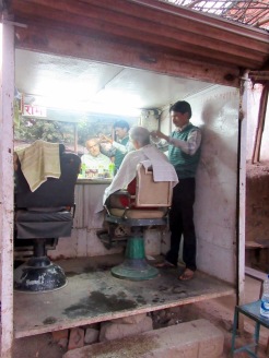 Un arrêt chez le barbier n'est pas un luxe après trois mois d'aventures, Orchha en Inde.