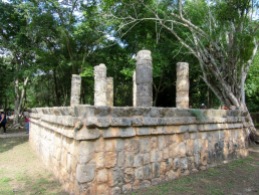 Des inscriptions sont toujours perceptibles sur les bordures de ce petit temple. Chichen Itzà, Yucatán, Mexique.