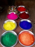 En passant devant le marché, nous avons vu les poudres colorées qui servent à l'occasion de Holi, la fête du printemps, Orchha, Inde.