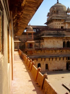 Vue sur la cour intérieure du Jahangir Mahal. Admirez les petits dômes sur le toit et les sculptures sous les corniches, Orchha, Inde.